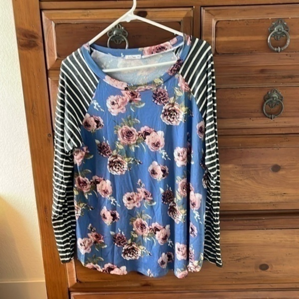 E. Luna Women’s Floral And Striped Tee Size 1X NWOT